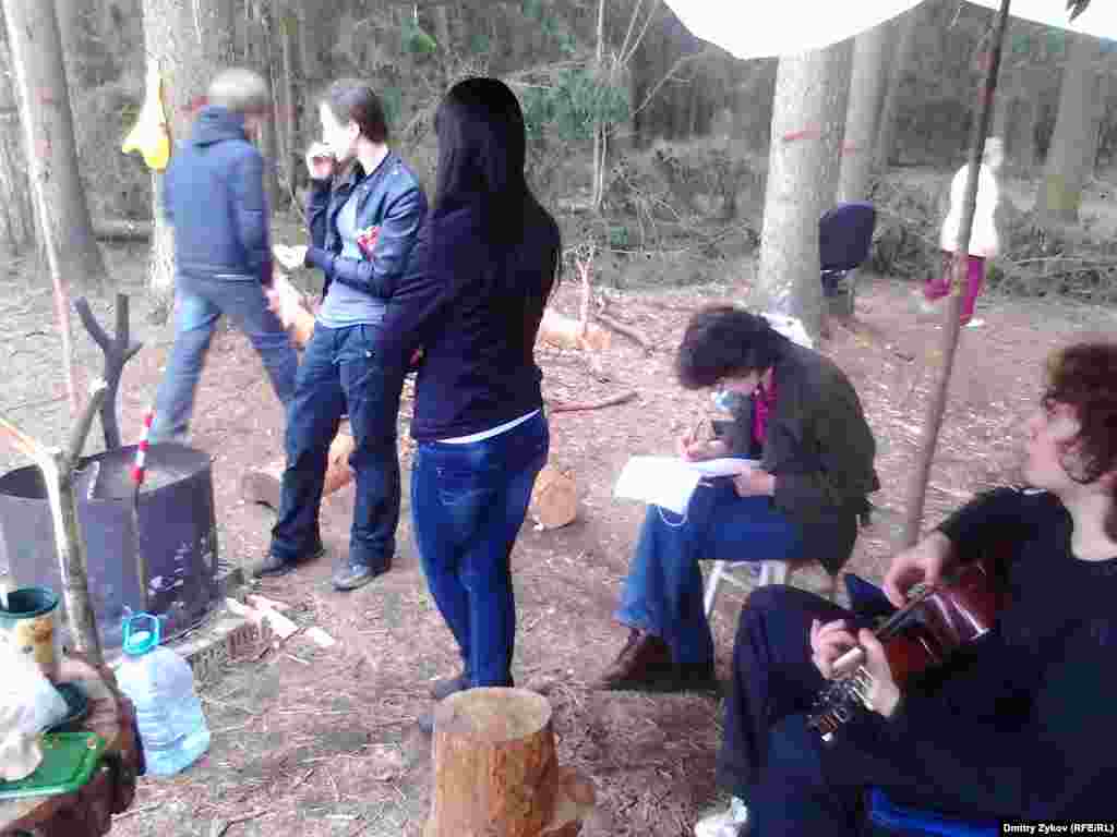 Защитники леса на привале