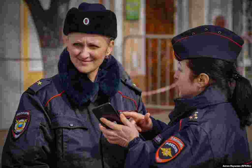 Меры безопасности в связи с мероприятиями были усилены: кроме полицейских охрану руководства Крыма, федеральных депутатов и чиновников осуществляли сотрудники ФСО и спецслужб в штатском 