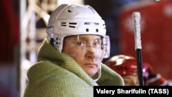 Владимир Путин перед началом товарищеского матча Ночной хоккейной лиги