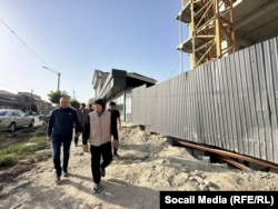 Оштогу көп кабаттуу үйдүн жанынан өткөн тротуардын орду.