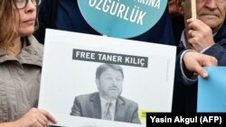 Акція протесту перед судом у Стамбулі, де судять активістів Amnesty International у Туреччині, 25 жовтня 2017 року