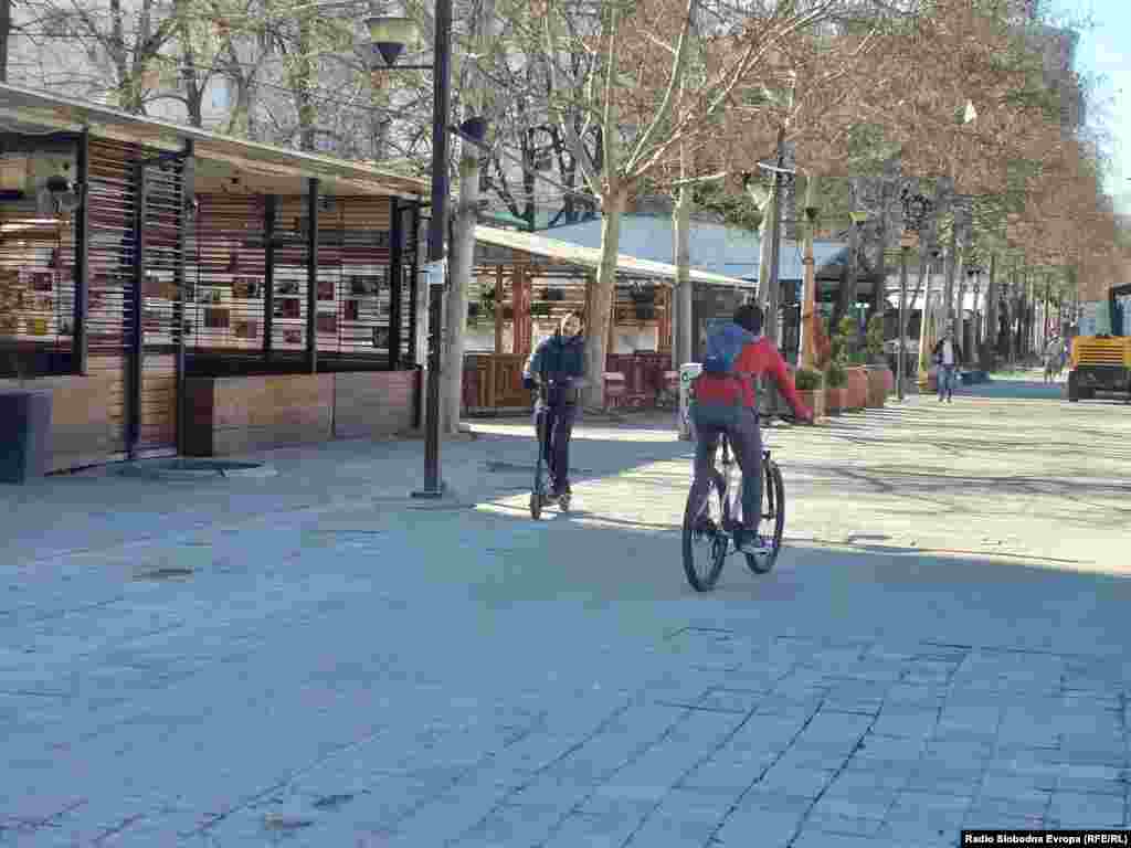 Zatvoreni kafići i restorani u jednom od skopskih tržnih centara zbog pandemije korona virusom, 20. mart, 2020. 