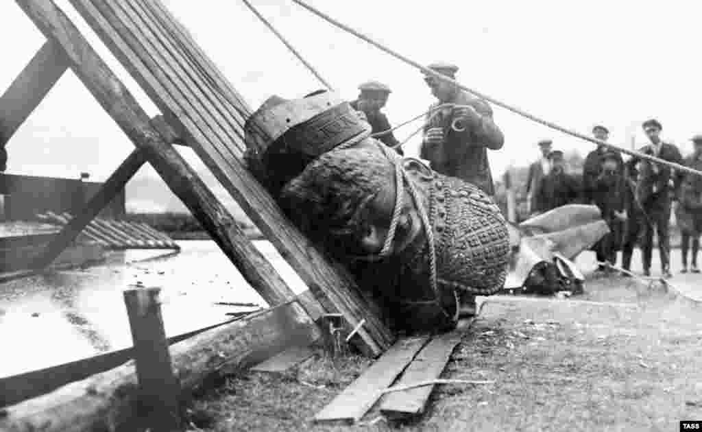 Glava spomenika ruskom caru Aleksandru III. tijekom demontaže u središnjoj Moskvi. Gigantski kip srušen je ubrzo nakon revolucije 1917. godine koja je dovela do komunističke vladavine u Rusiji.