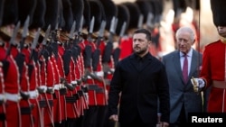 Președintele ucrainean Volodimir Zelenski și regele Charles al III-lea inspectând garda regală la castelul Windsor, de lângă Londra, la 24 octombrie 2025.