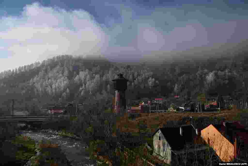 Petrila je jedan od šest rudnika uglja u dolini Jiu. Prema podacima rumunskog Nacionalnog instituta za statistiku, ukupna populacija u gradovima pala je za više od 40% sa gotovo 170.000 stanovnika 1997. na manje od 100.000 danas.