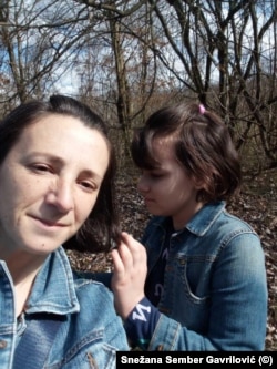 "Hiperaktivna, u svom svijetu i ne prepoznaje opasnost, zbog čega mi je stalno na 'oku'", opisuje majka Snežana svakodnevni život sa svojim djetetom koje ima poteškoće u razvoju.