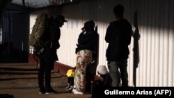 Tražioci azila na prelazu u luci El Chaparral u Tijuani, meksička država Baja California, 21. januara 2025.