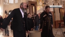 У Грузії священники освячують вулиці Тбілісі, щоб запобігти коронавірусу – відео У Грузії священники освячують вулиці Тбілісі, щоб запобігти коронавірусу – відео