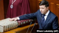 Новий президент Володимир Зеленський складає присягу на вірність українському народові. Київ, 20 травня 2019 року