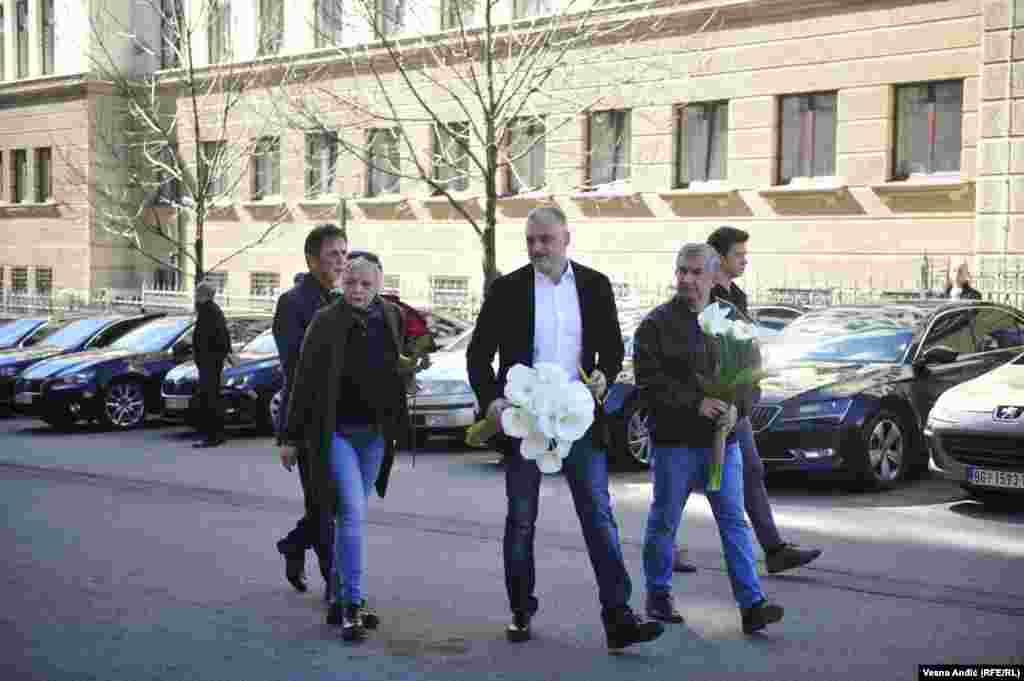 Cveće je u dvorištu Vlade Srbije položio i lider Liberalno demokratske partije, Čedomir Jovanović. "Srbija zavolela Zorana kada ga je izgubila", rekao je Jovanović.