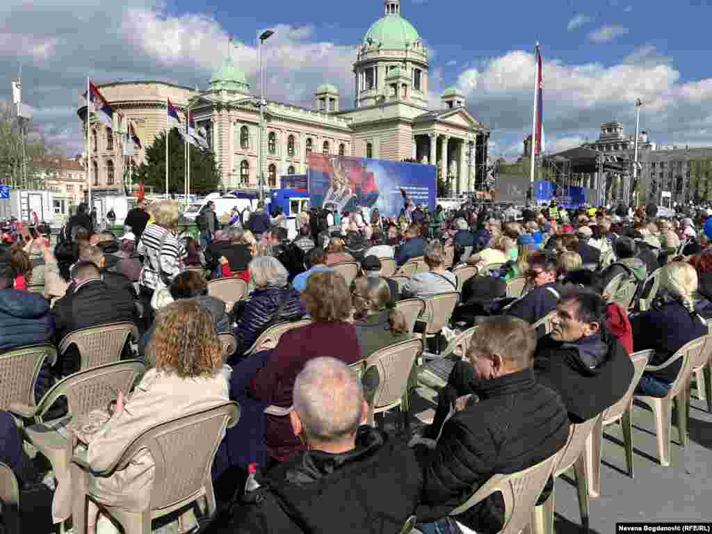 Više hiljada ljudi prisustvuje skupu. Najavljeno da će na skupu biti predstavljen "Pokret za narod i državu" koji je predsednik Srbije Aleksandar Vučić do sada više puta najavljivao.