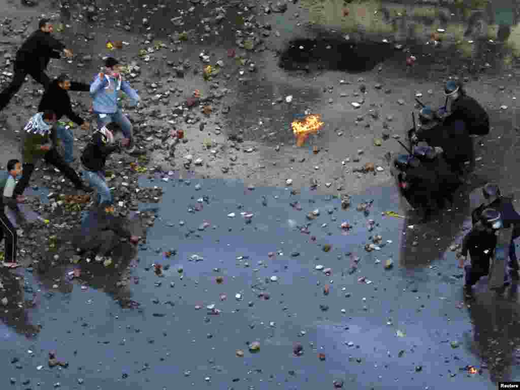 Столкновения демонстрантов с полицией в Суэце