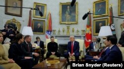 აშშ-ის პრეზიდენტი, დონალდ ტრამპი და უკრაინის პრეზიდენტი, ვოლოდიმირ ზელენსკი თეთრ სახლში