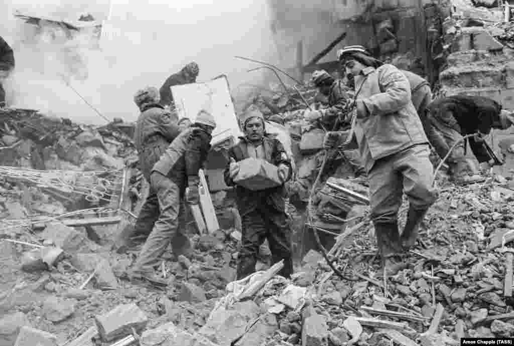 Рятувальники пробираються через завали бетонних уламків у Гюмрі. Зі 78 висотних будівель в Гюмрі тільки шість вистояли під час землетрусу