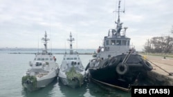 Артиллерийские катера "Никополь", "Бердянск" и рейдовый буксир "Яны Капу" (слева направо), захваченные российскими пограничниками, Керчь, 26 ноября 2018 года