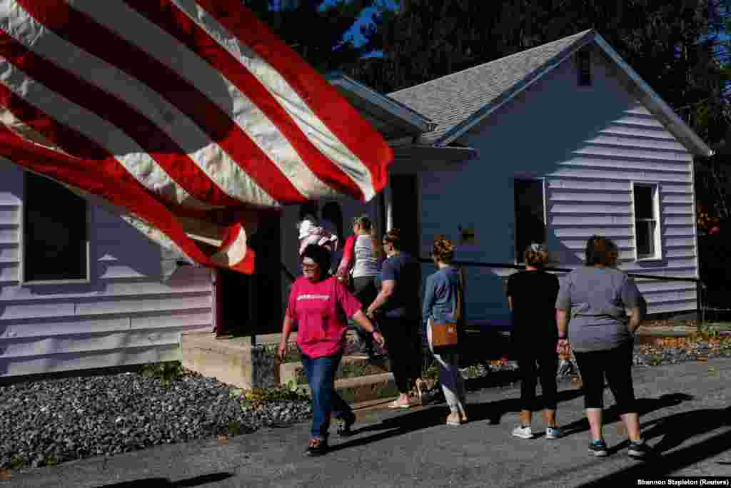 Люди в очереди у избирательного участка, чтобы проголосовать за следующего президента США, в Спрингфилде, штат Пенсильвания, США, 5 ноября 2024 года. Борьба между бывшим президентом Дональдом Трампом, кандидатом от Республиканской партии, и вице-президентом Камалой Гаррис, кандидатом от Демократической партии, по мнению обозревателей, слишком «тесная» по поводу ожидаемых результатов