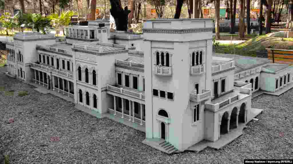 Ливадийский дворец. Знаменитый памятник архитектуры и истории XIX-XX веков, бывшая резиденция российских императоров. Расположен в поселке Ливадия. Это в трех километрах от Ялты.  Из бюджета аннексированного Крыма выделили семь миллионов рублей на подготовку проекта реконструкции парка, который находится возле Ливадийского дворца. Полная реконструкция Ливадийского дворца и парка, по словам российского министра культуры Крыма, завершится в 2024 году. Ливадийский дворец является памятником истории национального значения Украины, а парк – памятником садово-паркового искусства Украины