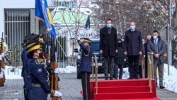 Aljbin Kurti, i njegov prethodnih na mestu premijera Avdulah (Avdullah) Hoti tokom intoniranja kosovske himne prilikom primopredaje dužnosti 23. marta 2021. u Prištini.