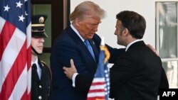 Predsednik SAD-a Donald Tramp dočekuje francuskog predsjednika Emanuela Makrona u Beloj kući uVašingtonu, 24. februara.