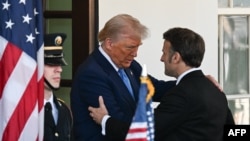 აშშ-ის პრეზიდენტი დონალდ ტრამპი (შუაში) თეთრ სახლში მასპინძლობს საფრანგეთის პრეზიდენტს, ემანუელ მაკრონს (მარჯვნივ). ვაშინგტონი. 2025 წლის 24 თებერვალი