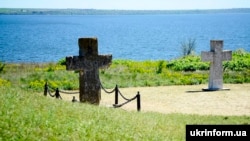 Хрести на могилах кошових отаманів Костя Гордієнка і Василя Єрофєєва на території історико-культурної пам'ятки загальнонаціонального значення Кам'янська Січ