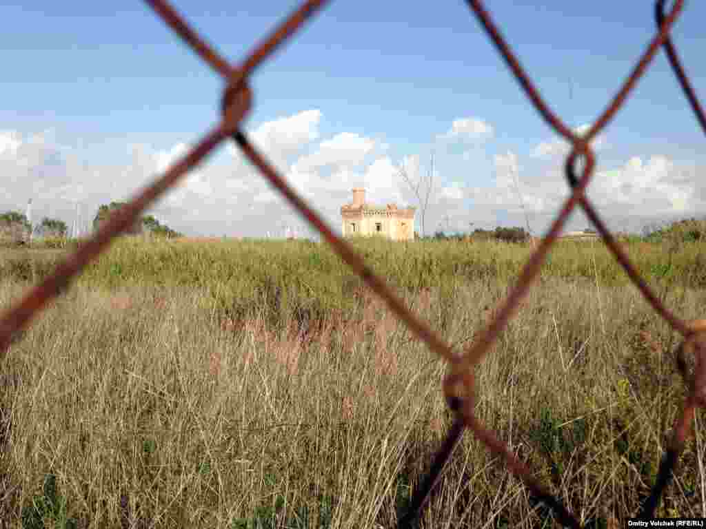 В римских кинотеатрах идет фильм Абеля Феррары "Пазолини", на фестивале показывают фильм Рауля Перроне "Мальчишки" о смерти Пазолини, а это – мрачный пустырь в Остии, рядом с которым 2 ноября 1975 года был убит режиссер