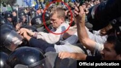 Фотографія з сайту МВС України, на якій позначено представника партії «Свобода» Ігора Швайку під час сутичок під будівлею Верховної Ради 31 серпня 2015 року