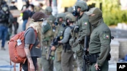 Protest pred zgradom Imigracione i carinske službe ICE, Portland, SAD, jun 2025.