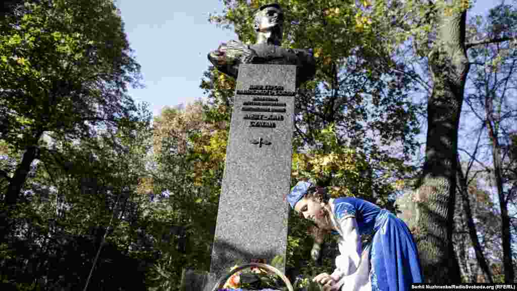 В Киеве возложили цветы к памятнику крымчанина Амет-Хана Султана, 25 октября 2016 года