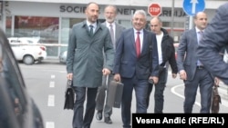 Simonović sa advokatima na fotografiji u sredini, pred sudom u Beogradu,