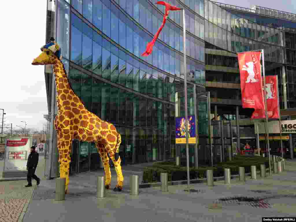 Жираф среди берлинских медведей напоминает о несчастной судьбе Мариуса 