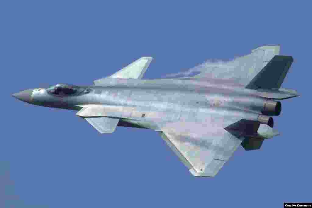 В этом году китайские ВВС получили 28 самолетов пятого поколения "Чэнду J-20" по прозвищу "Черный орел". Его форма создает экран от радаров, а специальная краска поглощает радиоволны 