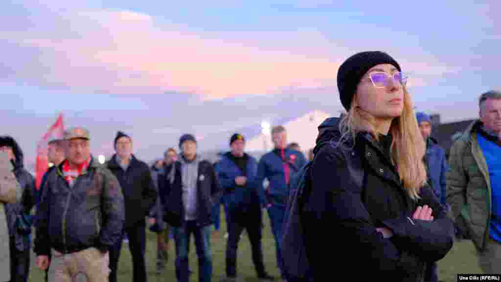 Okupljeni prate manifestaciju na kojoj su se obratili samo preživjeli iz Auschwitza. 