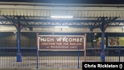 High Wycombe ახლა არის ერთ-ერთი იმ მრავალ პატარა ქალაქთაგანი, რომელთაც „მგზავრების ქალაქებს“ უწოდებენ, რადგან მათი მთავარი მიმზიდველობა ახალი მაცხოვრებლებისთვის დედაქალაქთან სიახლოვეა, რაც ლონდონში სამუშაოდ სიარულს ამარტივებს.