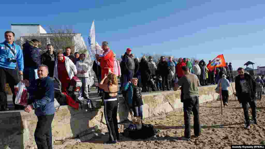 Многие «моржи» предпочли наблюдать за одноклубниками с берега