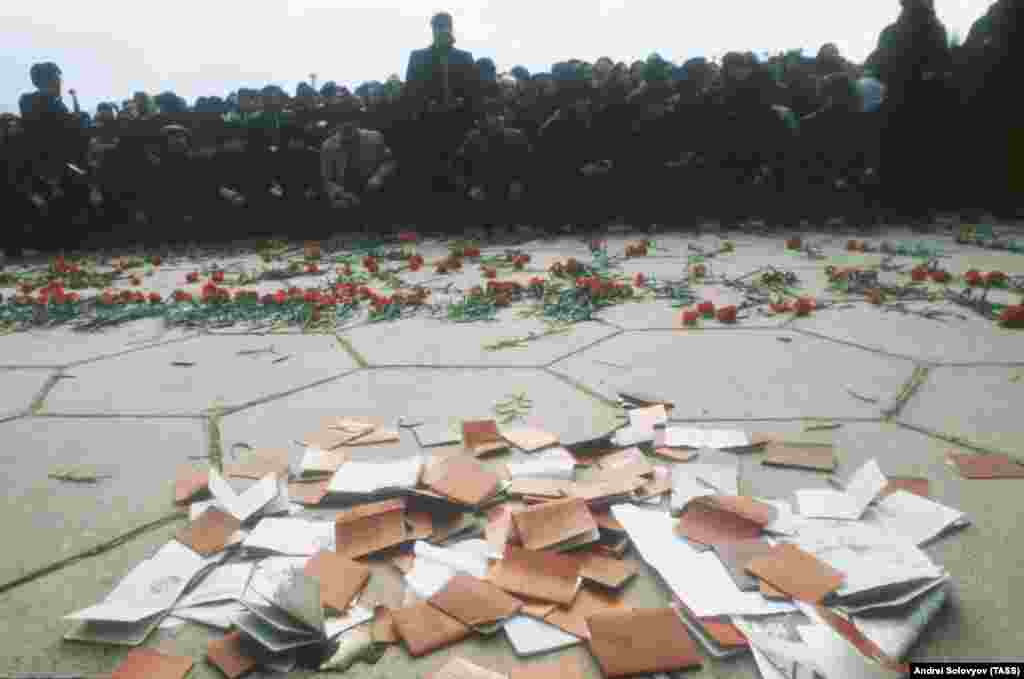 Во время похорон люди рвали и бросали свои партийные билеты. Жестокое подавление движения за независимость привело к отказу от коммунистической идеологии и укрепило стремление к независимости.  