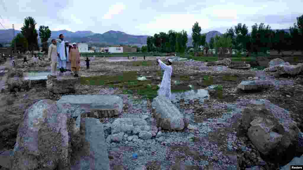 Pakistan - Fotografiranje na mjestu gdje je živio Osama bin Laden, Abbottabad, 2. maj 2011. Foto: Reuters / Mian Khursheed