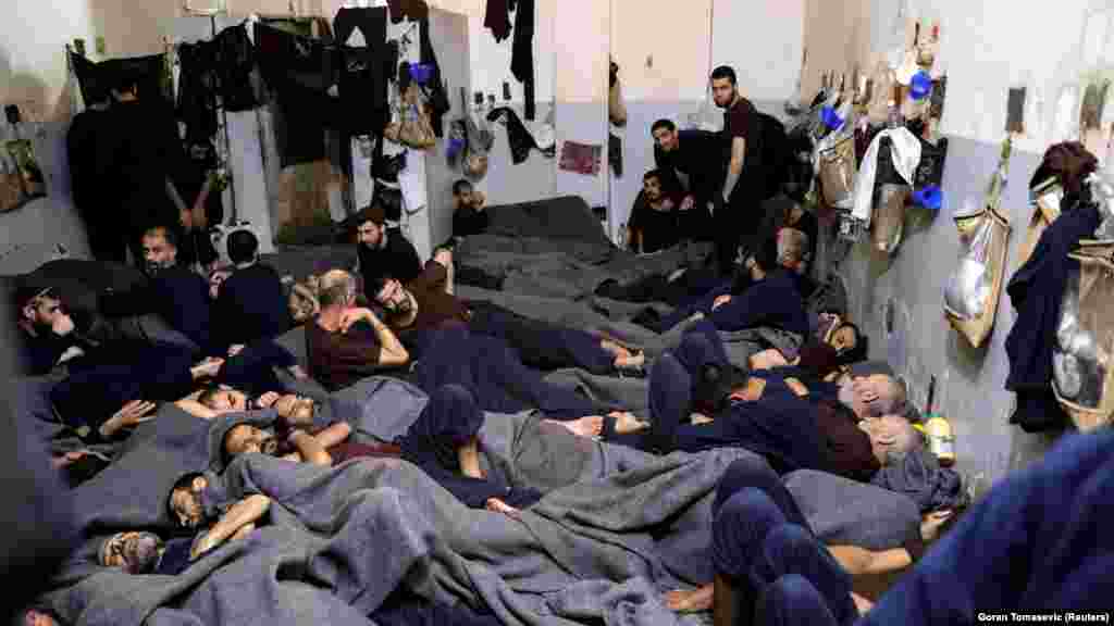 Strani borci IDIL-a leže u zatvorskoj ćeliji u Hasakiju, 7. siječnja 2020. Mnoge europske države oklijevale su s vraćanjem državljana u matične zemlje, plašeći se reakcija domaće javnosti. Europljani čine petinu od otprilike 10.000 boraca "Islamske države" koje su u Siriji zarobile kurdske milicije. Kurdski dužnosnici navode kako im nedostaju resursi za pravilno pritvaranje, istragu i procesuiranje velikog broja zatvorenika, kao i njihovih obitelji u kampovima. Više puta su pozivali druge države da preuzmu natrag svoje državljane.