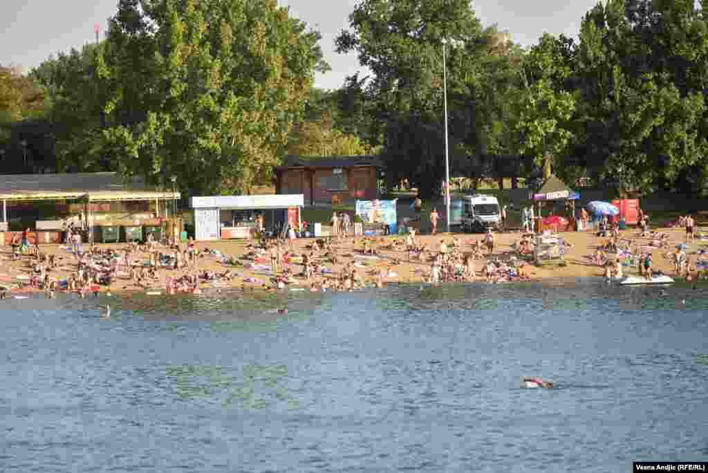 Dok lekari i meteorolozi savetuju da se izbegava izlazak na otvoreno i direktno izlaganje suncu, na „beogradskom moru“, Adi Ciganliji jezero i sportski tereni prepuni su ljudi.