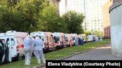 Очереди из скорых машин в Петербурге. Иллюстрация. Июнь 2021 года.