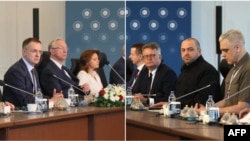 Российская (слева) и украинская делегации в Стамбуле 2 июня