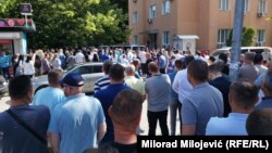 Pristalice uhapšenog Milana Miličevića ispred zgrade Republičkog javnog tužilaštva RS-a u Banjaluci, 10. juna 2025.