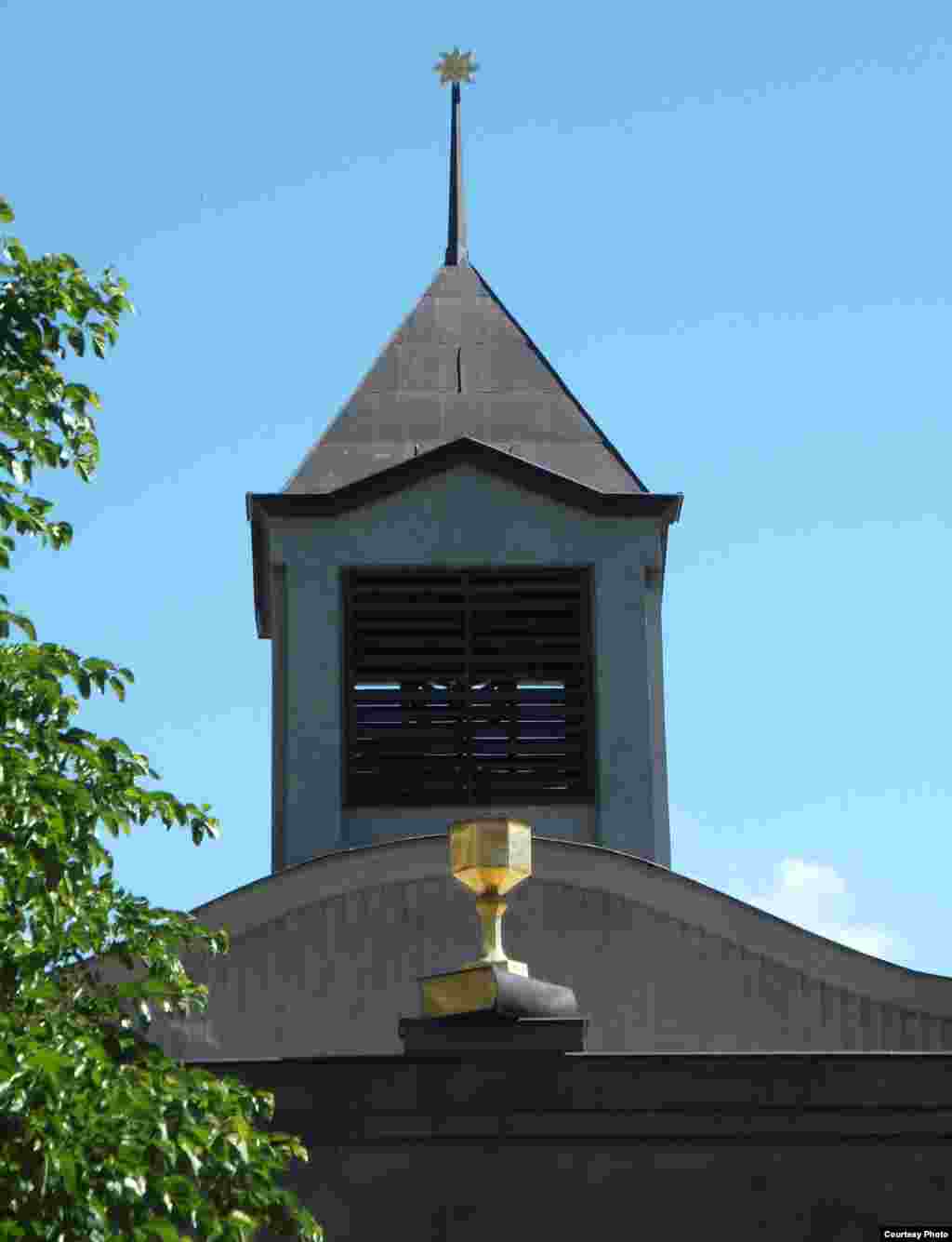 Духовным авторитетом чешских церковных реформаторов был священник и ректор Карлова университета Ян Гус, ровно 600 лет назад сожженный за свои еретические взгляды на костре в Констанце. Символом гуситского движения, помимо Гуса, считалась золотая чаша, поскольку одним из их требований было уравнение мирян и духовенства в обрядах: чтобы причащали не только хлебом, но и вином из чаши. Радикальные гуситы (их называли "таборитами" и командовал ими, пока не умер, Жижка) отрицали авторитет церкви и признавали единственной основой веры Священное писание. Умеренные гуситы (собственно "чашники") требовали упростить литургию и ввести богослужение на чешском языке. Когда гуситское движение сошло на "нет", их последователи основали евангелическую деноминацию чешских братьев, которой принадлежат в Праге несколько храмов. Один из них - Вифлеемская часовня во дворе жилого комплекса на Прокоповой улице. 