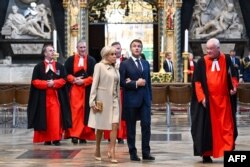 Președintele francez Emmanuel Macron și soția sa, Brigitte Macron, conduși de reverendul David Stanton vizitează abația Westminster din Londra.