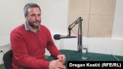 "Ove migracije o kojima danas pričamo su prinudne migracije, prinudna pomeranja. To je pomeranje ljudi koji nisu krenuli da izleče belu kugu ni u jednoj od ovih zemalja, nego su krenuli jer su izgubili sve što su imali u životu", Nikola Kovačević, dobitnik UNHCR priznanja, u studiju RSE.