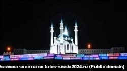 Pozdravi dobrodošlice na različitim jezicima u Kazanju uoči samita BRIKS-a 22-24. oktobra 2024.