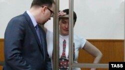 Надежда Савченко и её адвокат Николай Полозов