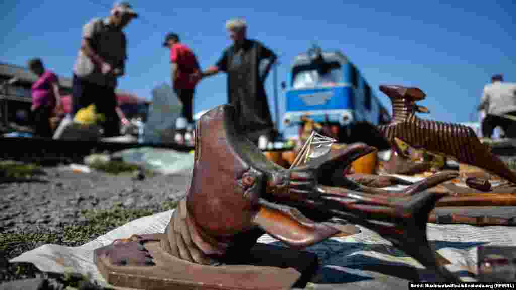 На коліях вузькоколійки працює стихійний ринок, де продають усе, починаючи від старих антикварних речей і до супутникових антен. Там точно знайдеться те, що давно шукали... А місцеві продавці мають неймовірний хист: ви обов’язково щось купите, навіть якщо вам це не потрібно