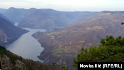 I Crni kanjon i kanjon Tare (na fotografiji) imaju brojne vidikovce i još mnogo drugih sličnosti poput planinskih i veštačkih jezera, stare pruge
