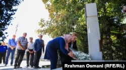 Nataša Šćepanović i članovi porodice i aktivisti za nestale, blizu spomen-ploče za nasilno nestale, u Prištini, 28. avgusta 2025. godine.